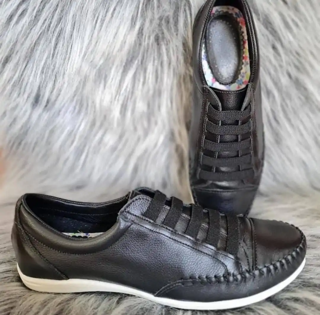 Sapatilha de Couro Preto Tam 35