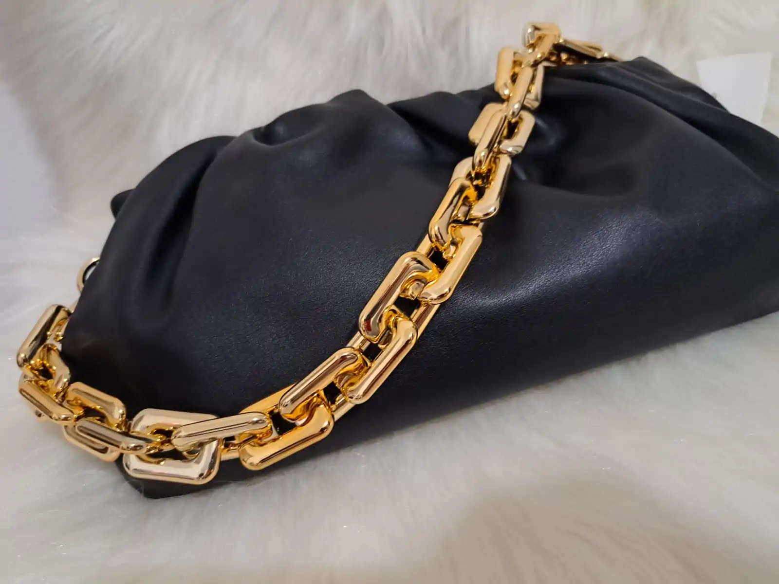 Bolsa em Couro Preta Alça Dourada