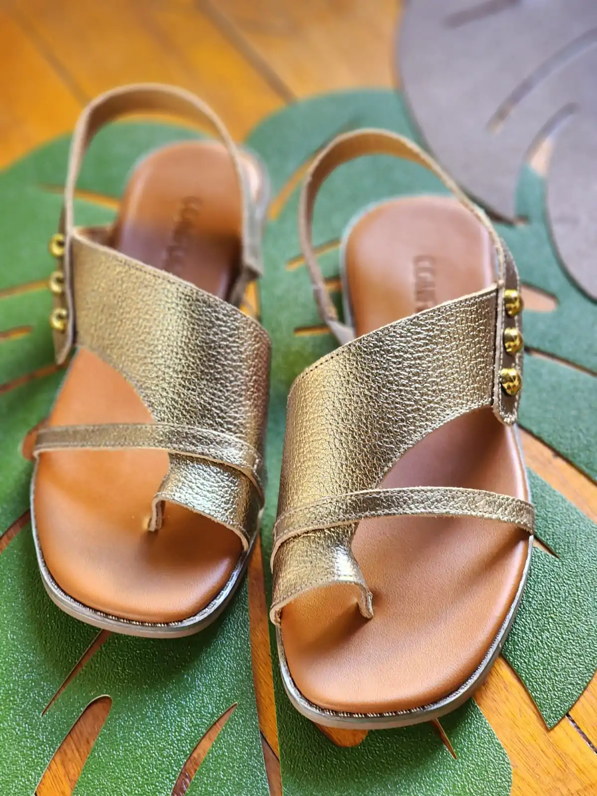 Sandália em Couro Primavera Verão Linha Confort Dourado