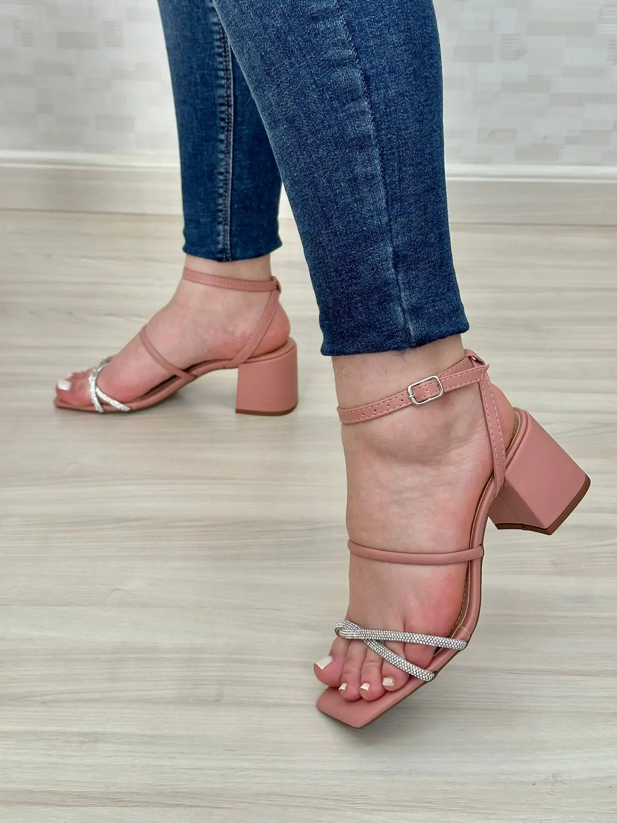 Sandália com Strass e tira Meia-Cana Rose